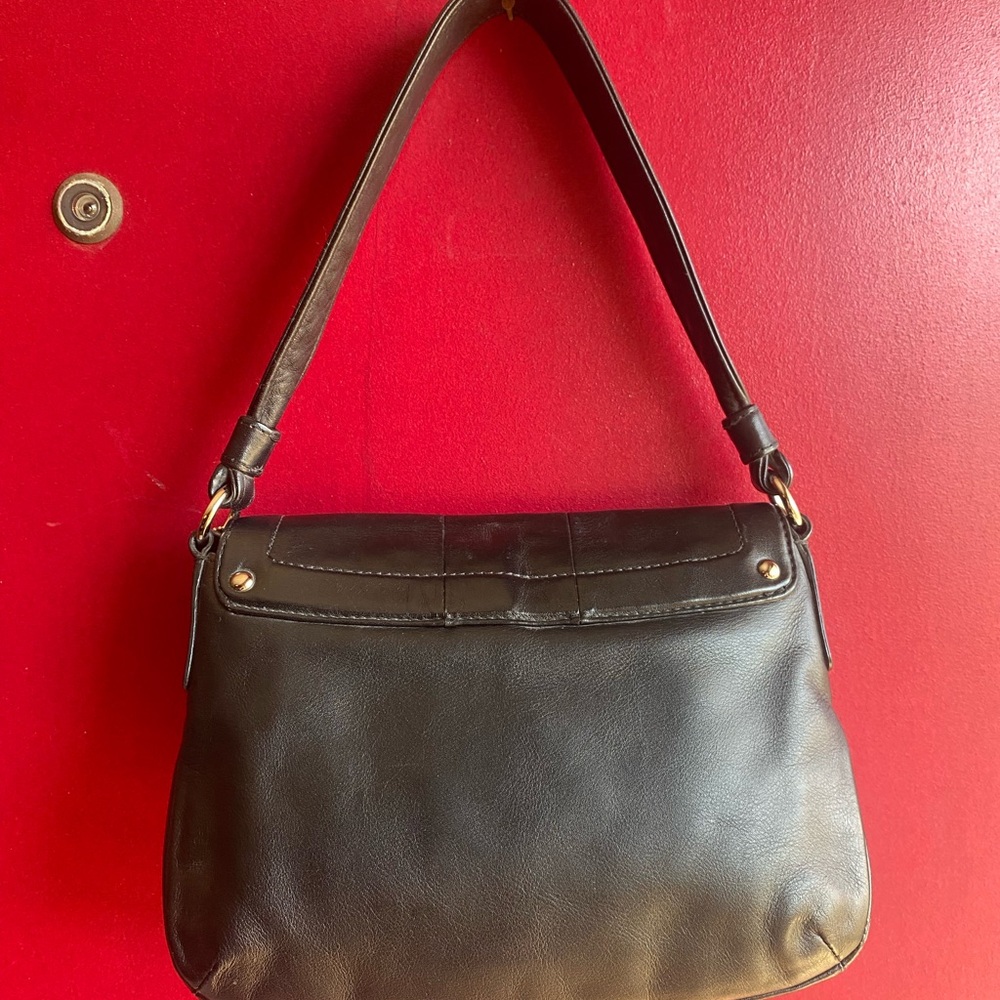 Elegant Coach Black Leather Shoulder/handle Bag with unique silver label/closure - Picture 3 of 13